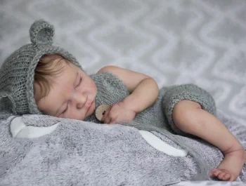 18-инчов винил кукла Reborn Sleeping Newborn Baby Levi гъвкаво 3D оттенък на кожата с видими венами в корените на косата в ръцете си за деца