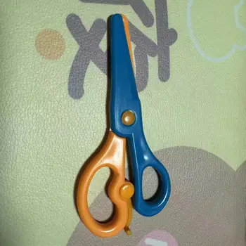 Детски пластмасови ножици изработени ръчно с цветен заключване, които притискане на ръцете