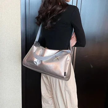 Сребърни дамски чанти-тоут Y2k за жени, эстетичная луксозна дизайнерска чанта през рамо с голям капацитет, пазарска чанта от изкуствена кожа за междуградски пътувания